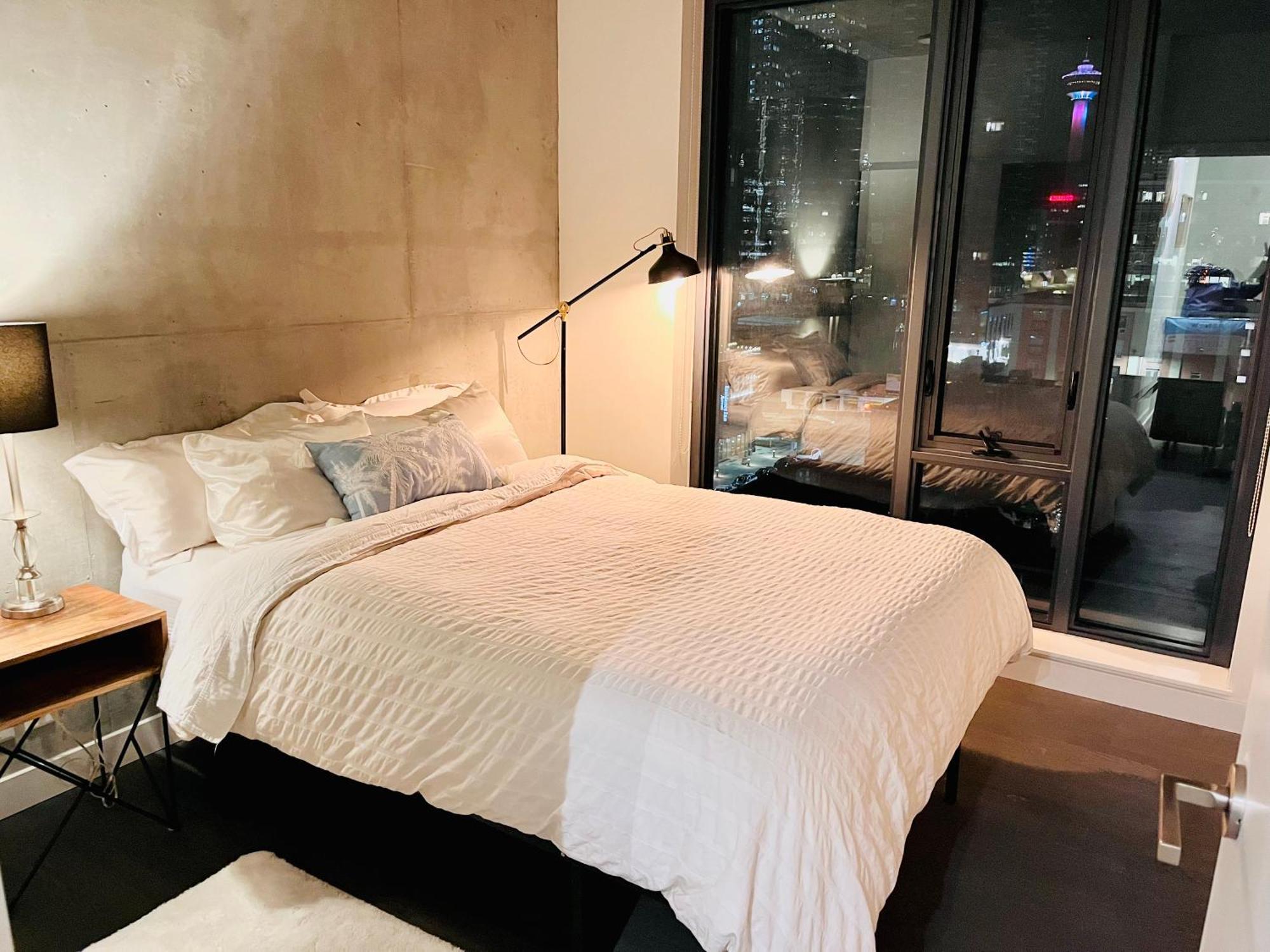 Luxury Dt, 2 Bedroom Deal, Private Balcony, Full Kitchen, Gym - Free Parking Calgary Exterior photo