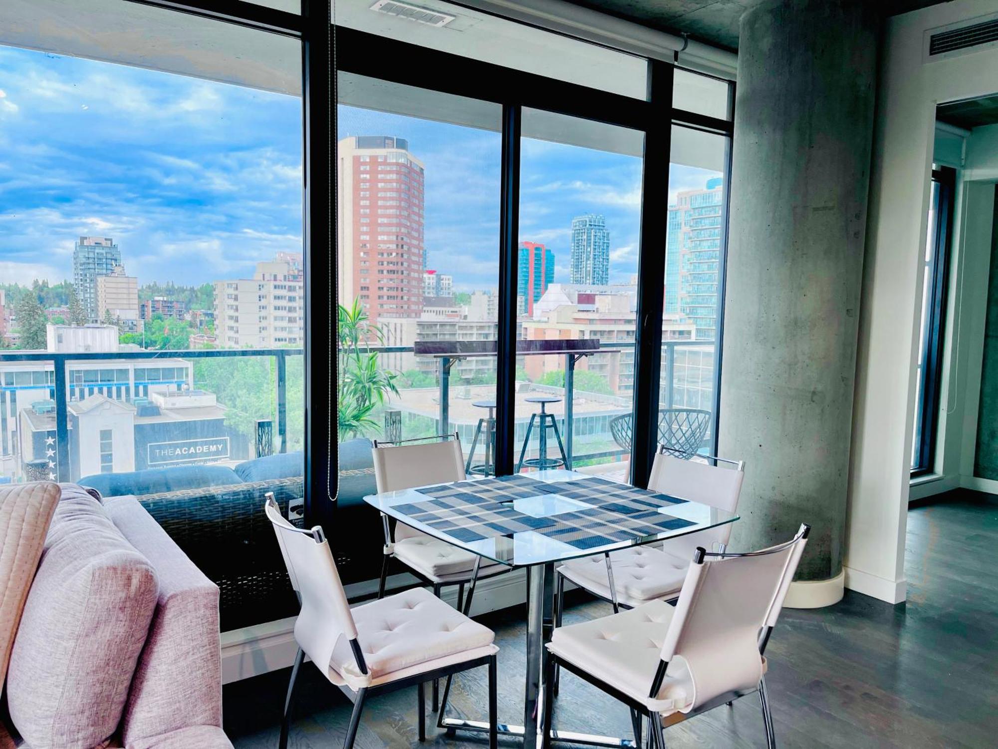 Luxury Dt, 2 Bedroom Deal, Private Balcony, Full Kitchen, Gym - Free Parking Calgary Exterior photo